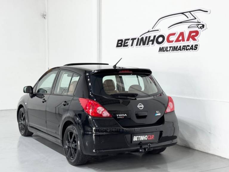 NISSAN - TIIDA - 2011/2012 - Preta - R$ 47.900,00