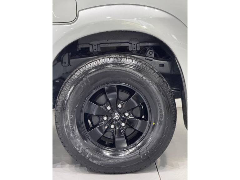 TOYOTA - HILUX - 2012/2013 - Prata - R$ 112.900,00