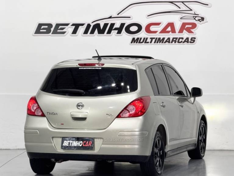 NISSAN - TIIDA - 2007/2008 - Bege - R$ 39.900,00