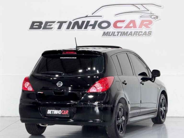 NISSAN - TIIDA - 2012/2013 - Preta - R$ 49.900,00