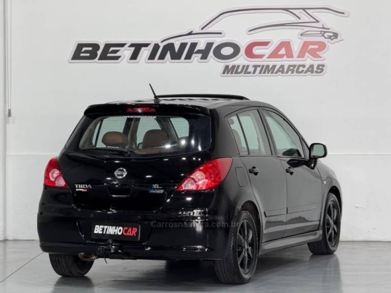 NISSAN - TIIDA - 2011/2012 - Preta - R$ 47.900,00