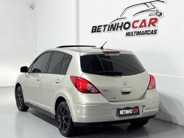 NISSAN - TIIDA - 2007/2008 - Bege - R$ 39.900,00